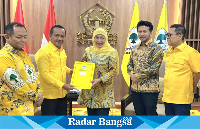 Paslon Cagub-Cawagub Jatim 2024  , Khofifah Indar Parawansa dan Emil Elestianto Dardak, resmi menerima formulir B1-KWK dari Partai Golkar di Jakarta pada Minggu malam, 25 Agustus 2024. (IST)