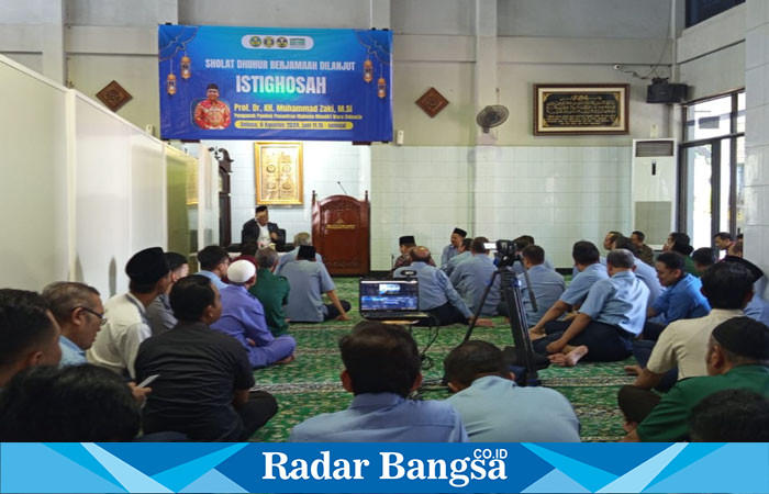 Prof. Muhammad Zaki, Pengasuh Ponpes Mukmin Mandiri Waru Sidoarjo pimpin istigosah di Masjid Al-Hikmah Stiesa, Selasa (6/8/2024) siang (Foto : FYW)