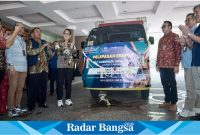 Pj  Gubernur Jawa Timur, Adhy Karyono, melepas lima truk berisi produk ekspor unggulan dari Jawa Timur  di Hotel Shangri-La Surabaya pada Rabu, (07/08).