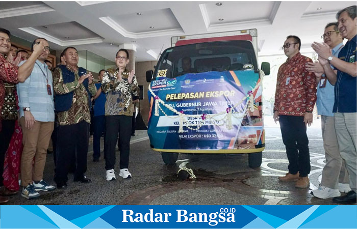 Pj  Gubernur Jawa Timur, Adhy Karyono, melepas lima truk berisi produk ekspor unggulan dari Jawa Timur  di Hotel Shangri-La Surabaya pada Rabu, (07/08).