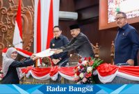 Pj Adhy Karyono, saat menghadiri  Sidang Paripurna yang berlangsung di DPRD Jatim, Jalan Indrapura, Surabaya, pada  Jumat (09/08) (IST)