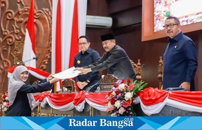 Pj Adhy Karyono, saat menghadiri  Sidang Paripurna yang berlangsung di DPRD Jatim, Jalan Indrapura, Surabaya, pada  Jumat (09/08) (IST)