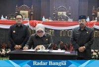 Pj Gubernur Jawa Timur, Adhy Karyono, bersama pimpinan DPRD Jawa Timur, menandatangani tiga persetujuan penting di Gedung DPRD Provinsi Jawa Timur, pada Rabu, 14 Agustus 2024 (IST)