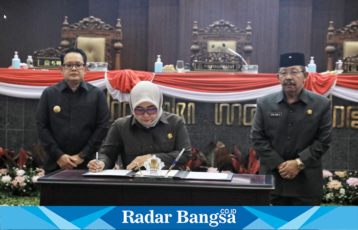 Pj Gubernur Jawa Timur, Adhy Karyono, bersama pimpinan DPRD Jawa Timur, menandatangani tiga persetujuan penting di Gedung DPRD Provinsi Jawa Timur, pada Rabu, 14 Agustus 2024 (IST)