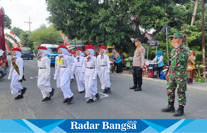 Kanit Reskrim Polsek Tikung IPTU Sono, S.H saat mengamankan kegiatan gerak jalan (IST)