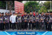 Pasangan calon Bupati dan Wakil Bupati Lamongan, Yuhronur Efendi (YES) dan Dirham Akbar Aksara, di dampingi partai pendukung  saat mendaftarkan diri di KPU, pada Rabu, 29 Agustus 2024. (IST) 