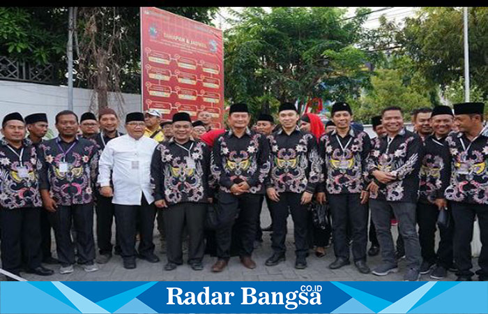 Pasangan calon Bupati dan Wakil Bupati Lamongan, Yuhronur Efendi (YES) dan Dirham Akbar Aksara, di dampingi partai pendukung  saat mendaftarkan diri di KPU, pada Rabu, 29 Agustus 2024. (IST) 