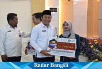 Plt Bupati Sidoarjo Subandi saat menyerahkan bantuan (IST)