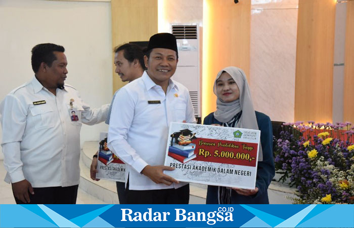 Plt Bupati Sidoarjo Subandi saat menyerahkan bantuan (IST)