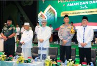 Pj. Gubernur Adhy saat menghadiri Doa Bersama untuk Pilkada Jawa Timur 2024 yang Aman dan Damai serta Peringatan Maulid Nabi Muhammad SAW 1446 H di Lapangan Mapolda Jatim, Kamis (26/7)