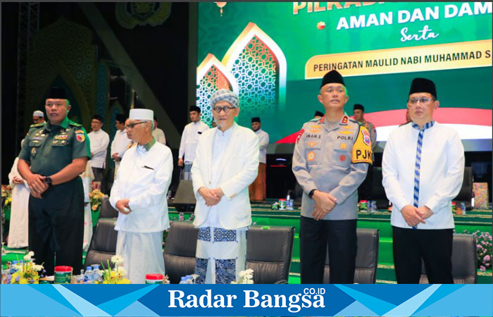 Pj. Gubernur Adhy saat menghadiri Doa Bersama untuk Pilkada Jawa Timur 2024 yang Aman dan Damai serta Peringatan Maulid Nabi Muhammad SAW 1446 H di Lapangan Mapolda Jatim, Kamis (26/7)