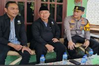 (Tengah) Kang Mas Harto, S.Pd., MM,  Ketua PSHT Cabang Lamongan,  (Kanan) Mas Ahmad Umar Buwang,SH., LBH PSHT Cabang Lamongan (Kiri) Kapolres Lamongan AKBP Bobby Adimas Condro Putra, S.H., S.I.K., M.Si, saat berbincang-bincang  seuasai mediasi (Dok foto RadarBangsa)