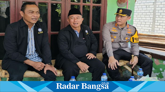 (Tengah) Kang Mas Harto, S.Pd., MM,  Ketua PSHT Cabang Lamongan,  (Kanan) Mas Ahmad Umar Buwang,SH., LBH PSHT Cabang Lamongan (Kiri) Kapolres Lamongan AKBP Bobby Adimas Condro Putra, S.H., S.I.K., M.Si, saat berbincang-bincang  seuasai mediasi (Dok foto RadarBangsa)