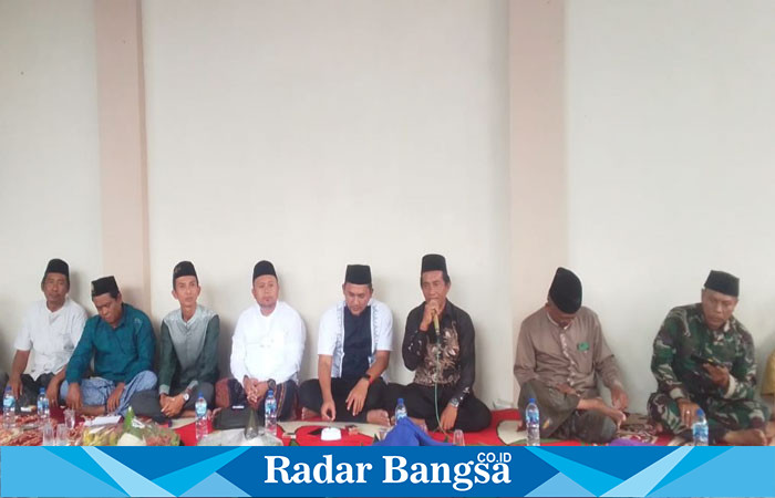 Kepala Desa Pranti Hardi, Camat Menganti Bagus Arif Jauhari, Anggota DPRD Sulton beserta perangkat desa dalam acara tasyakuran di balai dusun Pranti (IST)