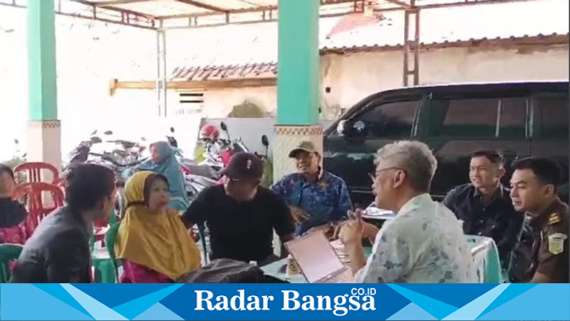 Kejaksaan Negeri Bondowoso bersama auditor dari BRI melakukan audit terhadap warga Desa Wonosari yang namanya diduga dicatut untuk pemohonan kredit fiktif di BRI Tapen (ist)