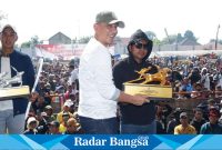 Pj Bupati Bangkalan, Dr. Arief M. Edie, M.Si., dengan simbolis penyerahan piala