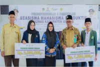 (Tengah) Wakil Bupati Gresik, Aminatun Habibah hadiri  acara pendistribusian dan pembinaan yang diadakan di Durung Bawean Kantor Bupati Gresik, Selasa (17/09/2024)