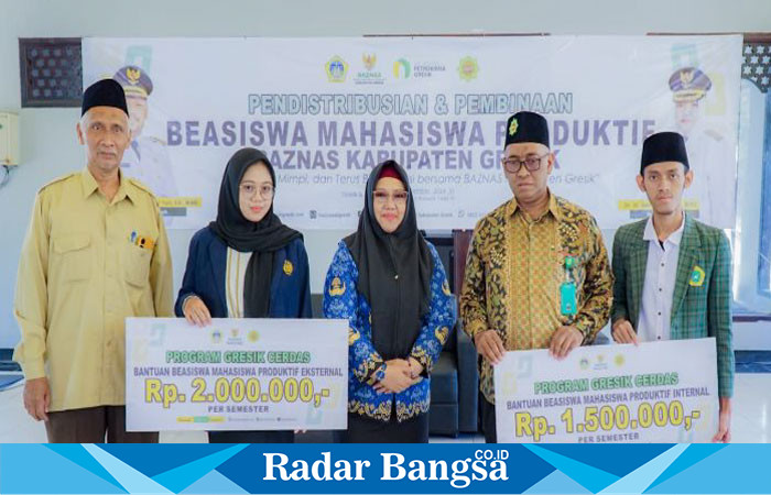 (Tengah) Wakil Bupati Gresik, Aminatun Habibah hadiri  acara pendistribusian dan pembinaan yang diadakan di Durung Bawean Kantor Bupati Gresik, Selasa (17/09/2024)