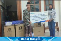 Kepala Madrasah Diniyah Al Falahiyah, Imam Muchlas Alwi saat menerima bantuan dari  PT Bank Rakyat Indonesia (Persero) Tbk Cabang Lamongan di Desa Bojoasri, Kecamatan Kalitengah, Kabupaten Lamongan (IST)