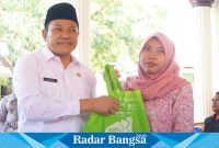 Plt. Bupati Sidoarjo, H. Subandi, bersama Dinas Pangan dan Pertanian serta Dinas P3AKB Sidoarjo saat menyalurkan bantuan, pada Rabu (11/9). (IST)