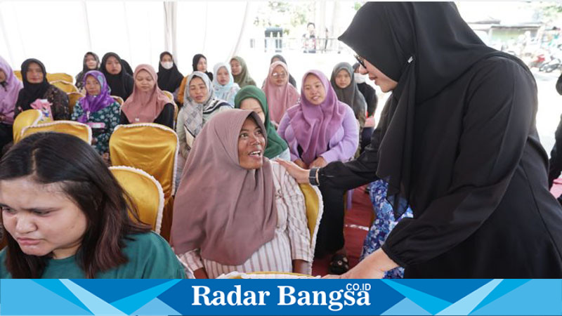 Bupati Banyuwangi, Ipuk Fiestiandani, kembali melaksanakan program Bunga Desa (Bupati Ngantor di Desa) pada Kamis (19/9/2024)