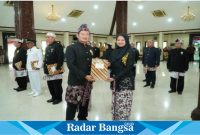 (kanan) Bupati Lamongan, Yuhronur Efendi