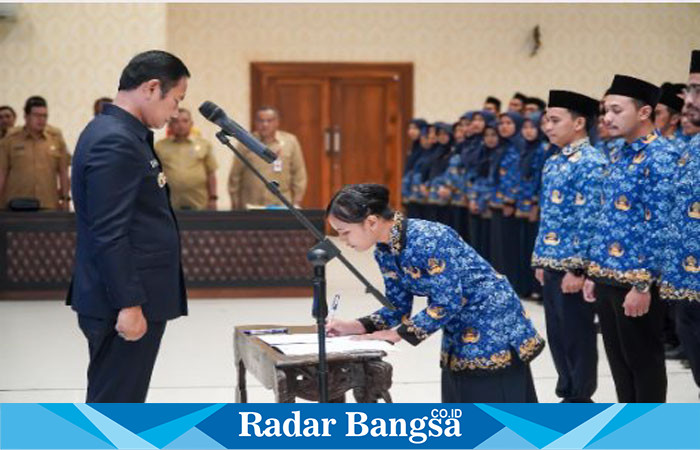 Bupati Lamongan, Yuhronur Efendi, mengambil sumpah dan melantik 400 PNS dalam jabatan fungsional di Aula Gadjah Mada Pemkab Lamongan lantai 7 (IST)