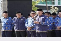 Bupati Lamongan Yuhronur Efendi saat pimpin apel KORPRI pada Selasa (17/9) pagi di depan Gedung Pemkab Lamongan (IST)