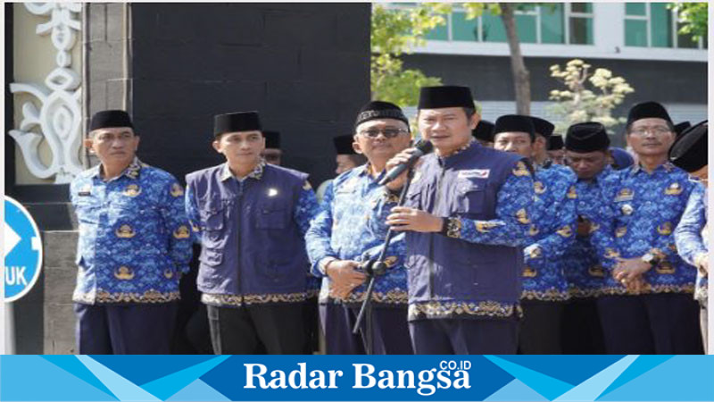 Bupati Lamongan Yuhronur Efendi saat pimpin apel KORPRI pada Selasa (17/9) pagi di depan Gedung Pemkab Lamongan (IST)