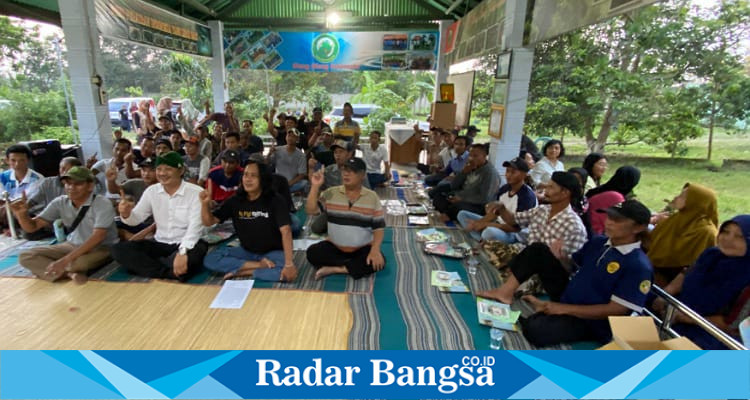 Cabup Kediri Nomor Urut 1, H. Deny Widyanarko saat melakukan kontrak politik dengan Ketua NGO Oleng Oleng Indonesia, Heri Dwi Karyantoko (foto: Hikam)