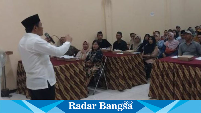 Calon Bupati Sidoarjo nomor urut 1, Subandi, kembali menyapa warga melalui silaturahmi yang diadakan di Gedung Serbaguna Desa Mergosari, Kecamatan Tarik, Kamis malam (26/9/2024)