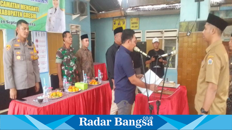 Camat Menganti Bagus Arif Jauhari Melantik dan mengambil sumpah Pj. Kepala Desa Laban. (Dok foto Agus-RadarBangsa)