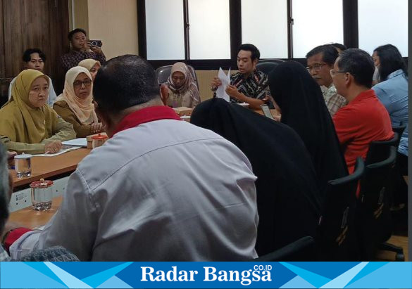 Jalannya rapat koordinasi permasalahan apartemen Bale Hinggil, Selasa (3/9/2024) di ruang Nindya Praja Bagian Pemerintahan dan Kesra Pemkot Surabaya (Foto : Dok YLPK Jatim)