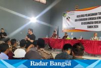 Bupati Dhito saat kegiatan Fasilitasi Pelaksanaan Tugas, Fungsi dan Kewajiban Lembaga Kemasyarakatan di Balai Desa Batuaji (foto: Hikam)