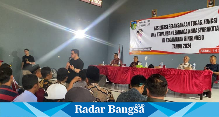 Bupati Dhito saat kegiatan Fasilitasi Pelaksanaan Tugas, Fungsi dan Kewajiban Lembaga Kemasyarakatan di Balai Desa Batuaji (foto: Hikam)