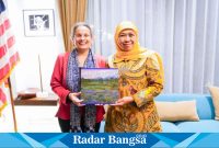 (kiri)  Gubernur Jawa Timur periode 2019-2024 , Khofifah Indar Parawansa,  bersama Duta Besar Amerika Serikat untuk Indonesia, (kanan) HE. Kamala Shirin Lakhdhir, di Surabaya pada Minggu (8/9/2024) 