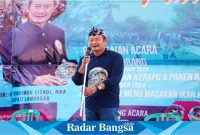 Bupati Lamongan Yuhronur Efendi saat menghadiri Festival Ikan Kerapu yang digelar di Pantai Kutang Lamongan, pada Rabu (4/9/2024).