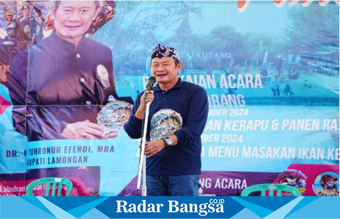 Bupati Lamongan Yuhronur Efendi saat menghadiri Festival Ikan Kerapu yang digelar di Pantai Kutang Lamongan, pada Rabu (4/9/2024).