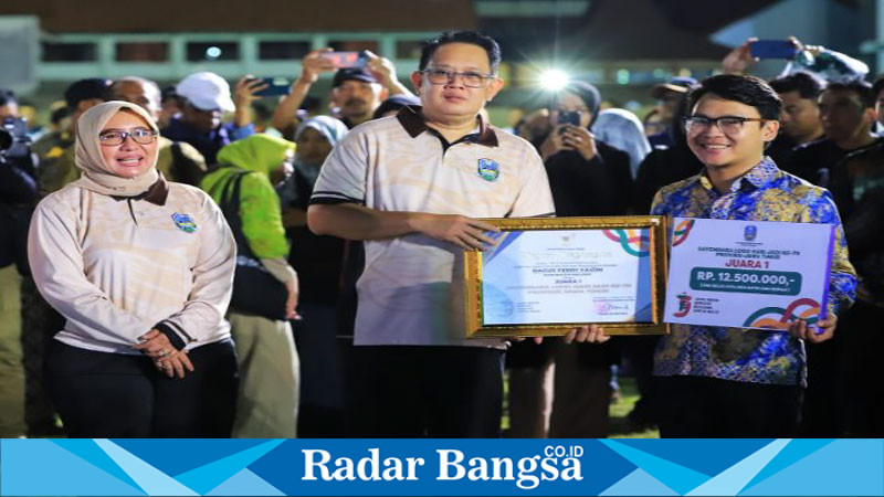 Pj. Gubernur Jawa Timur, Adhy Karyono, menyerahkan penghargaan kepada para pemenang Sayembara Logo dalam acara Kickoff Hari Jadi ke-79 Provinsi Jawa Timur, di Stadion Jenggolo, Sidoarjo, pada Sabtu malam (21/9)