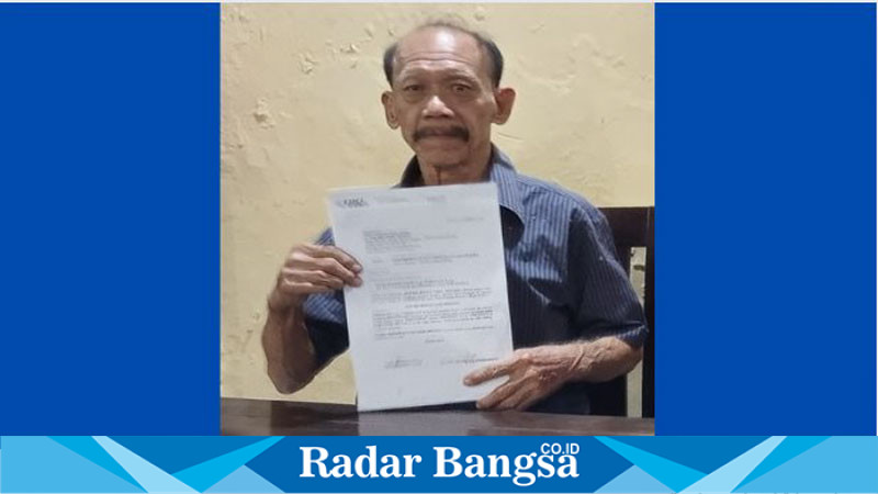  Tedjo Kusumo Santoso tunjukkan surat pengaduannya ke Ketua MA (Foto : FYW)