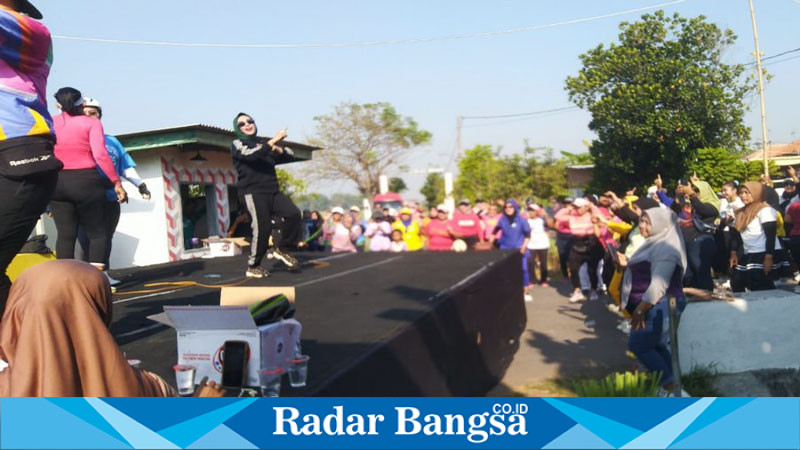 Hj Mimik Idayana Calon Wakil Bupati Sidoarjo Hadiri Senam Pagi dan Warling di Desa Kedondong