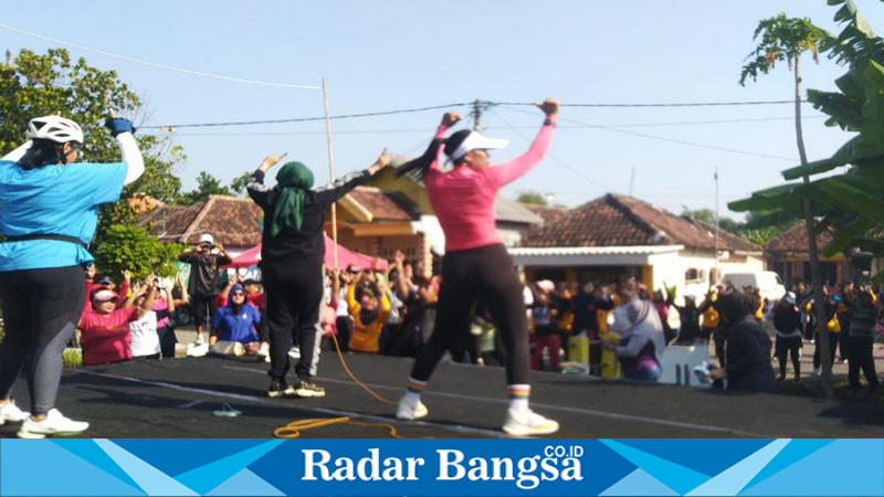 Hj Mimik Idayana Calon Wakil Bupati Sidoarjo Hadiri Senam Pagi dan Warling di Desa Kedondong