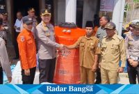 Kapolres Lamongan AKBP Bobby Adimas Condro Putra, SH, S.I.K., M.Si., memimpin kegiatan bhakti sosial dan penyaluran bantuan air bersih di Dusun Wonorejo, Desa Wonokromo (IST)