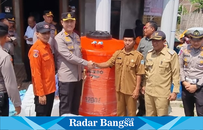 Kapolres Lamongan AKBP Bobby Adimas Condro Putra, SH, S.I.K., M.Si., memimpin kegiatan bhakti sosial dan penyaluran bantuan air bersih di Dusun Wonorejo, Desa Wonokromo (IST)