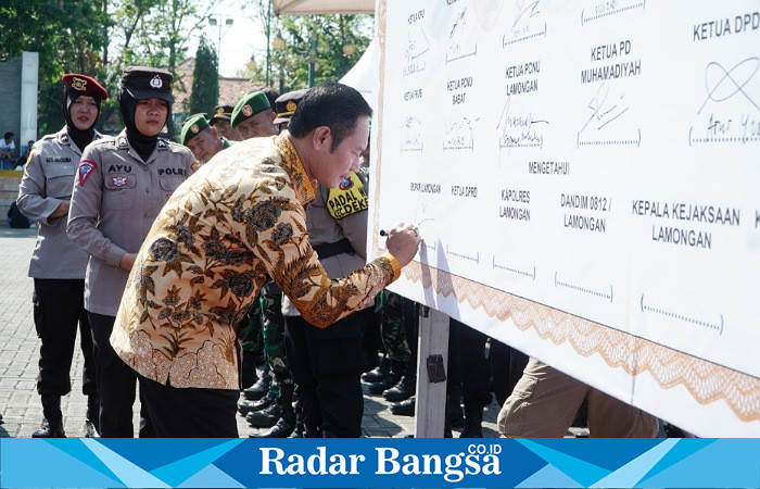 Bupati Lamongan Yuhronur Efendi saat menandatangani deklarasi damai Pilkada 2024 (IST)