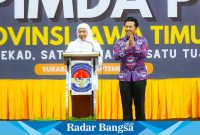 Pasangan calon gubernur dan wakil gubernur Jawa Timur, Khofifah Indar Parawansa dan Emil Elestianto Dardak, menghadiri acara penutupan Rapimda  PPDI Jawa Timur di Surabaya, pada Minggu (8/9/2024).