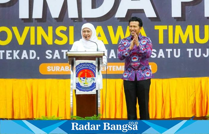 Pasangan calon gubernur dan wakil gubernur Jawa Timur, Khofifah Indar Parawansa dan Emil Elestianto Dardak, menghadiri acara penutupan Rapimda  PPDI Jawa Timur di Surabaya, pada Minggu (8/9/2024).