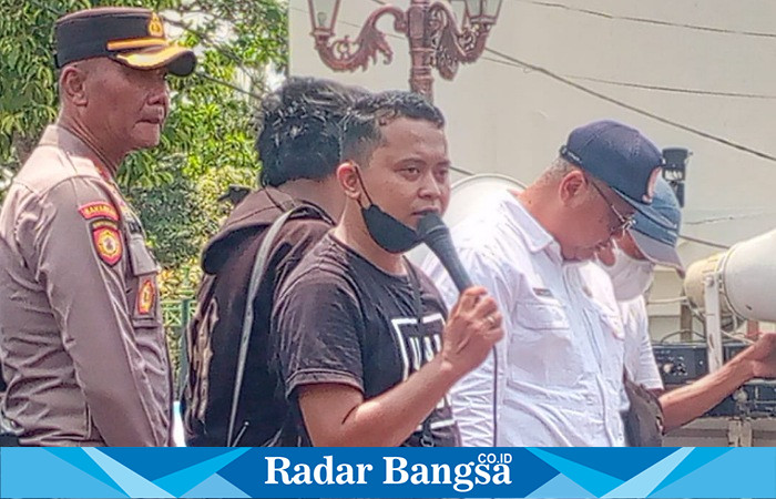 Iqbal oterator demo dengan tegas menyampaikan  orasinya. (IST)