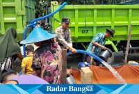 Anggota Polsek Tikung saat membagikan bantuan air bersih ke Warga Desa Botoputih (IST)