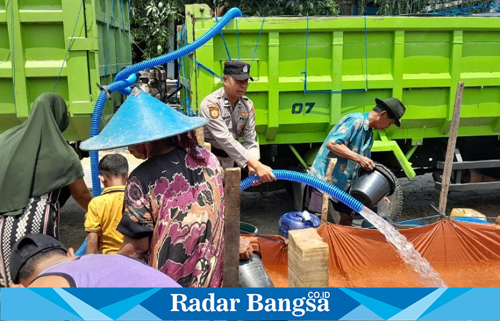 Anggota Polsek Tikung saat membagikan bantuan air bersih ke Warga Desa Botoputih (IST)